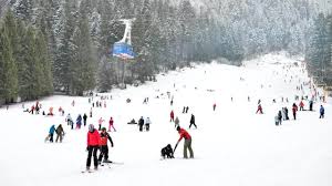 Unde se află cea mai lungă pârtie de schi din România și ce lungime are.…