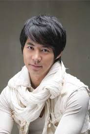 ... introduced through a mutual acquaintaince. Jun-jin is rumored to use a picture of himself and his ladyfriend as his ID picture for the popular mobile ... - 20120510_seoulbeats_junjin