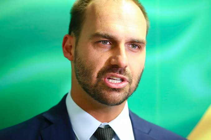 Eduardo processará Facebook e Instagram por apagarem post sobre a Época