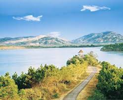 Kết quả hình ảnh cho vầng trăng ai xẻ làm đôi images