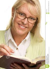 Sorrisos bonitos da mulher ao ler um livro - sorrisos-bonitos-da-mulher-ao-ler-um-livro-5767444