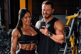 Namorado de Gracyanne Barbosa se declara com clique romântico na academia