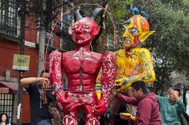 Maestros cartoneros queman Judas de la “apatía” en Santa María la Ribera