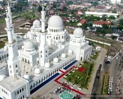 Gambar Masjid Raya Sheikh Zayed Solo tampak depan dengan kubah utama dan menara