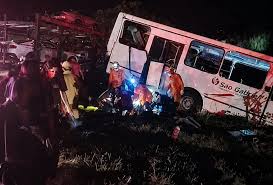 Colisão entre carreta e ônibus deixa 26 feridos na BR-163 em MS