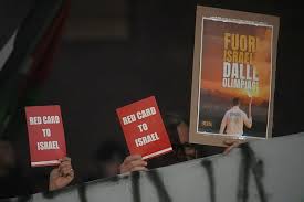 La fiamma olimpica è arrivata a Milano: accolta da una manifestazione pro-Palestina