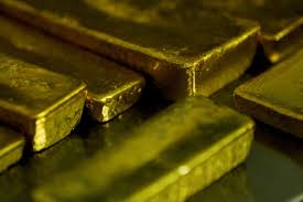 Gold edges down as oil-driven inflation fears lift rate-hike bets