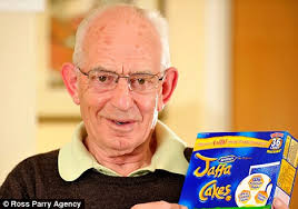 Returned to their rightful owner: Former coffee bar owner Leslie Simpson, 79, with a packet of Jaffa Cakes from remorseful thief John Bibby - article-1267740-093A3074000005DC-179_468x329