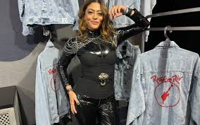 Carol Castro surge com look de Mulher-Gato