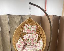 صورة كراسي مزينة بوسائد