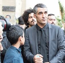 یادی کنیم از چهره غمزده و عرض تسلیت صمیمی علی انصاریان به پژمان جمشیدی در مراسم تشییع مادرش/ روحش شاد و یادش گرامی
