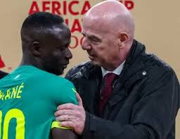 O adversário da França que desafiou Infantino e foi exposto durante revista nos Estados Unidos