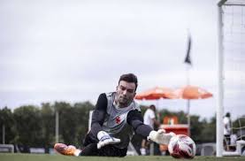 Pedro Emanuel aponta o que Léo Jardim precisa melhorar no Vasco