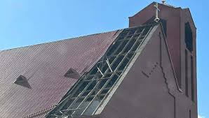 Wichura nad Siedlcami. Dziesiątki interwencji strażaków i uszkodzone dachy