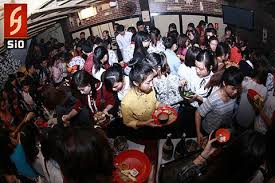 Image result for Hình ảnh nhiều người Việt Nam tranh cướp nhau khi ăn buffet