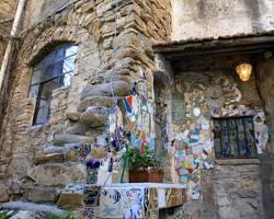 Immagine di artist working on a sculpture in his workshop in Bussana Vecchia