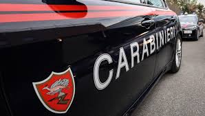 Arezzo, auto in fiamme e alberi tagliati per rubare nell'azienda orafa. Il colpo fallisce: 8 arresti