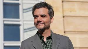 Wagner Moura aparece com novo visual para filme com Kristen Stewart