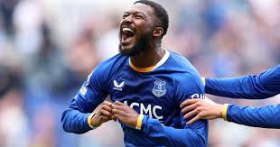 Everton 2-2 Manchester United: Debutant Maitland-Niles salvages last-gasp draw