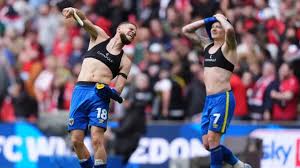 ¡AFC Wimbledon Asciende! Resumen de Ascensos y Descensos en el Fútbol Inglés - Imagen ilustrativa del artículo