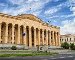Immagine di Viale Shota Rustaveli Tbilisi con Parlamento e architettura storica