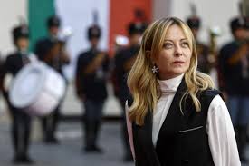 Handen af van de paus: de Italiaanse premier Meloni neemt afstand van Trump, die een electorale handicap is geworden