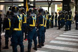Resultado de imagem para anti-riot police tokyo