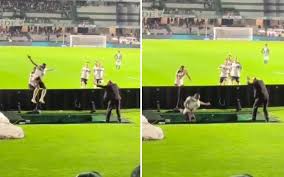 Futbolista brasileño anota, salta al “vacío” en el festejo y el VAR le anula el gol (Video)