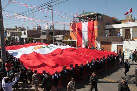 Resultado de imagen para bandera peruana en desfile de huancayo