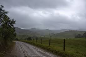 Frente fria mantém temperaturas baixas em parte do país e provoca chuva forte e temporais