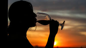 Na menopausa, os efeitos do álcool no corpo da mulher mudam; entenda