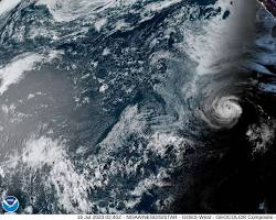 صورة إعصار متماوج فوق المحيط