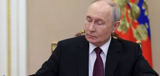 Engpass: Nach ukrainischen Angriffen auf Raffinerien – Putin lässt russische Behörden Treibstoff rationieren