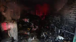 Rescatan a dos adultos mayores durante incendio en Guadalajara