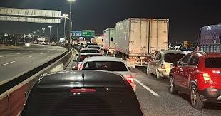 ¡Caos Total! Piquete Sorpresa Bloquea la Autopista Buenos Aires-La Plata