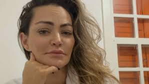 Laura Keller se pronuncia após críticas sobre conteúdo adulto e desabafa: 'Faço com prazer, eu gosto'