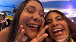 Gabriela e Chaiany na Sapucaí: veja como sisters reagiram ao prêmio e curtiram o carnaval