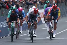 Magnier se libra del caos y estrena la maglia rosa