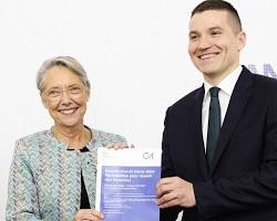 Image of Elisabeth Borne receiving an award