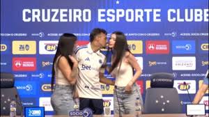 Licensable video: Luciano Rodríguez was presented at Cruzeiro and an awkward moment with his girlfriend went viral
