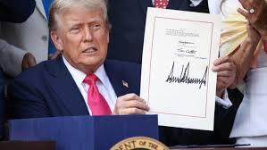Donald Trump signs the Big Beautiful Bill—that's what the 2025 tax cuts are like, favoring millionaires and leaving crumbs for the poorest households in the US.