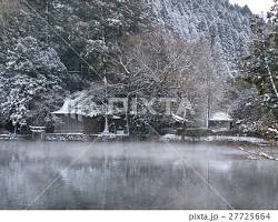 由布院金鱗湖雪景的圖片