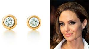 Angelina Jolie con gli orecchini in oro giallo e diamanti di Tiffany. Il prezzo va dai 700 ai 2.500 euro, secondo i carati - anjelina