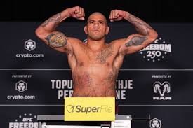 Alex Pereira sends advice to Aleksandar Rakic following weight gain for heavyweight debut at UFC Belgrade