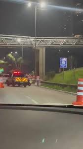 Mulher tenta fugir de assalto na Marginal Pinheiros, bate moto em mureta e morre