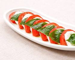 冷やしトマトとモッツァレラチーズのカプレーゼ