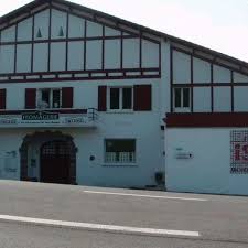 Crise au Pays Basque: Homme Armé Sème la Panique à Larceveau! 🚨