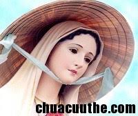 ... Jeanmarie Dang có hình ảnh Mẹ Fatima đội nón lá Việt nam với những hàng chữ “Mẹ đội nón lá về thăm miền Trung, vùng đất lao lung, quanh năm bão lụt”. - 0211