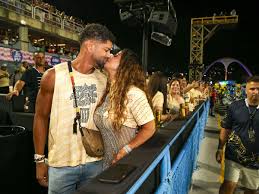 Em clima de romance, Vivi Araújo curte desfles na Sapucaí; veja quem marcou presença