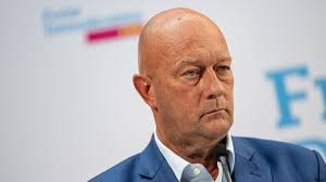 Kemmerich verlässt FDP: Bruch nach umstrittener Wahl - Imagen principal del artículo